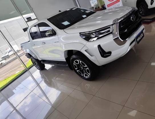 TOYOTA HILUX 2.8 D-4D TURBO DIESEL CD SRX PLUS 4X4 AUTOMÁTICO